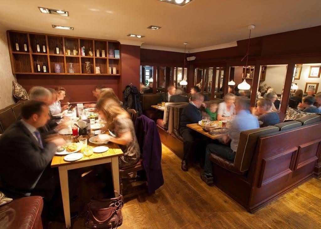The Fleece Hotel Witney Bagian luar foto