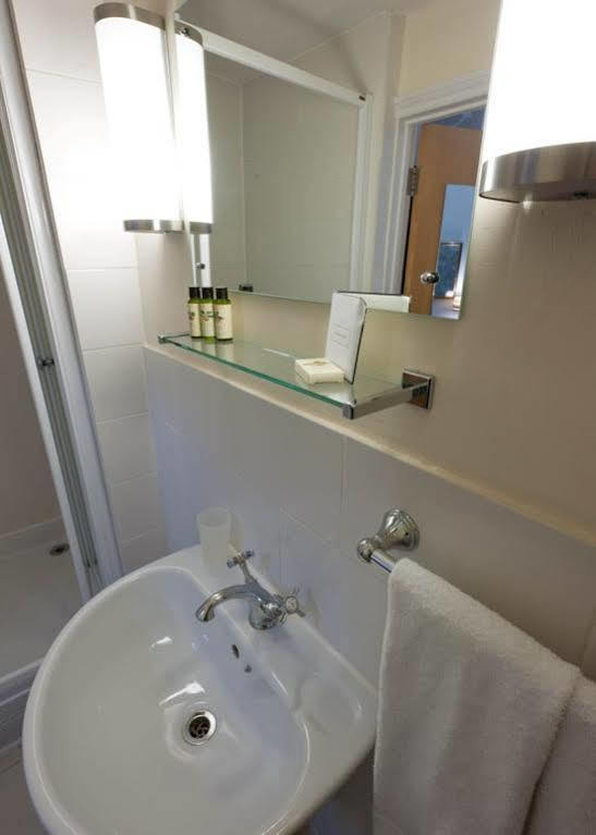 The Fleece Hotel Witney Bagian luar foto