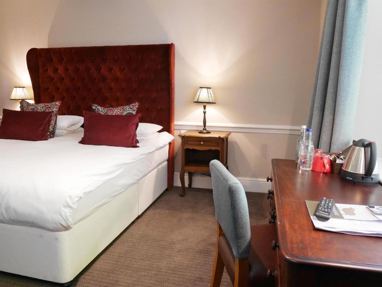 The Fleece Hotel Witney Bagian luar foto