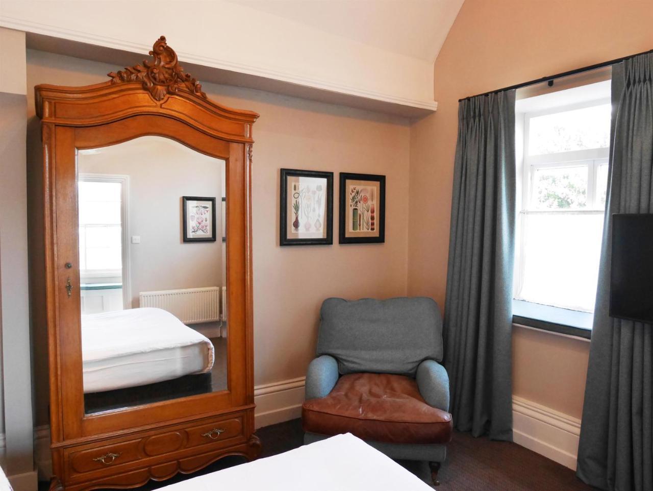 The Fleece Hotel Witney Bagian luar foto