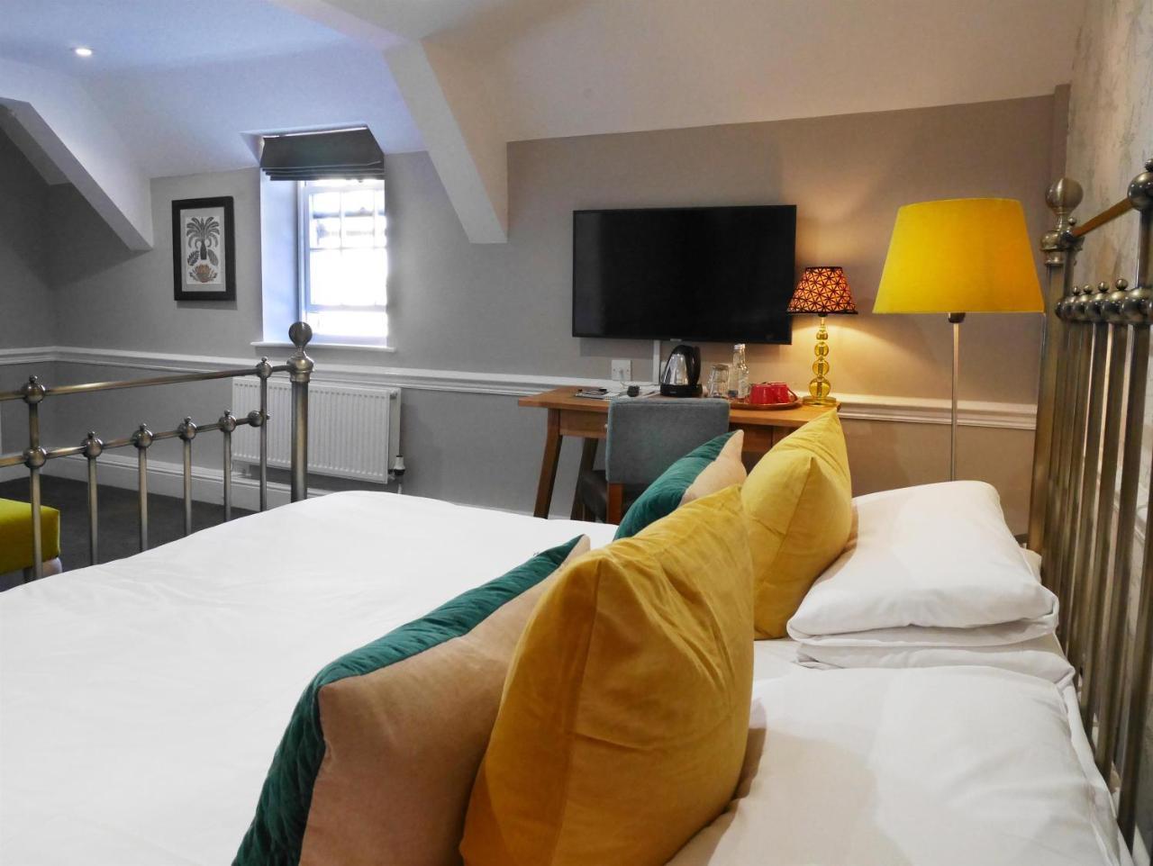 The Fleece Hotel Witney Bagian luar foto
